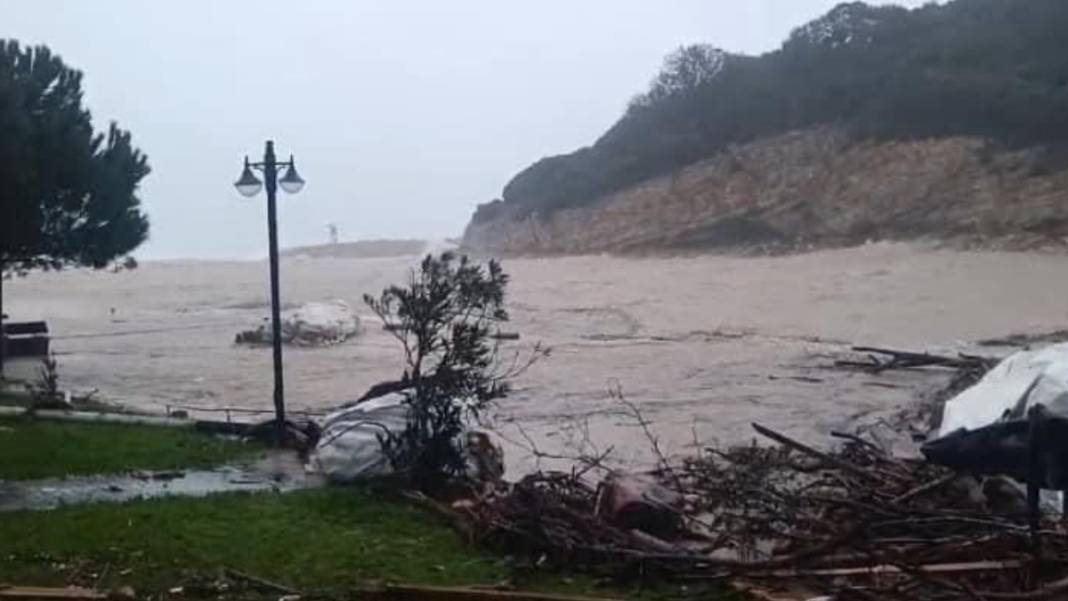 Yağmur, fırtına ve felaket... Kış hızlı geldi! Kar kalınlığı 50 santimetreyi geçti 4